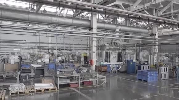 大型工业企业的大型宽敞厂房相机在稳定器上运动视频的预览图