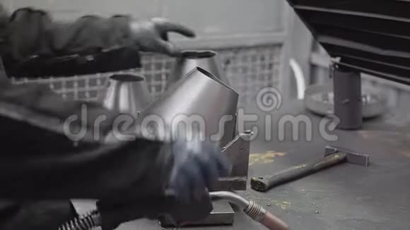 工业企业焊工的特写在焊接火花朝不同的方向飞行视频的预览图