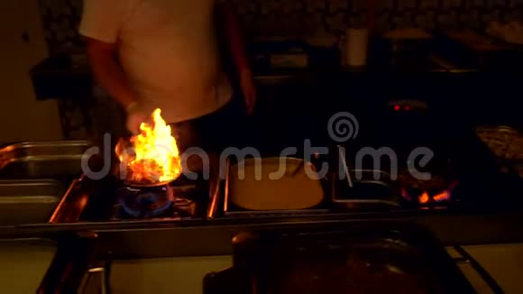 厨师燃烧着把食材扔进锅里视频的预览图