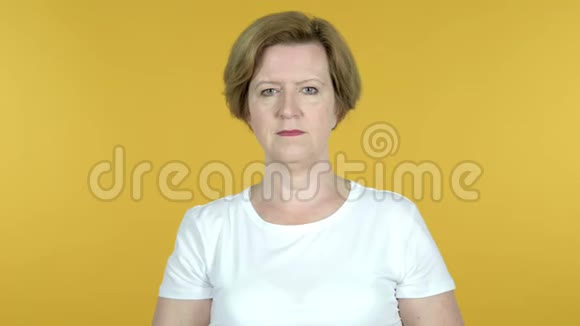 黄背上有头痛的老女人视频的预览图