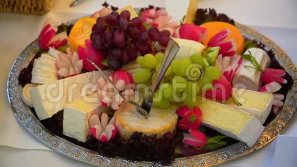 水果和奶酪放在盘子里视频的预览图