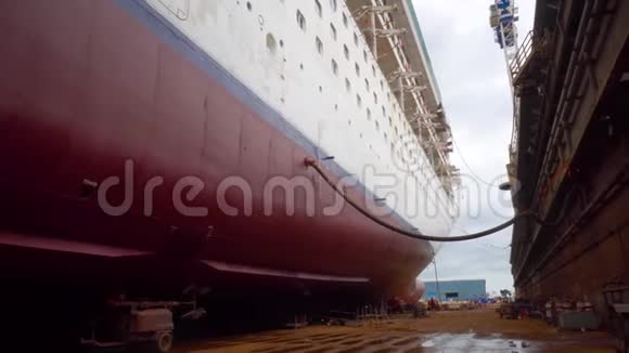 港口干船坞的船舶修理视频的预览图
