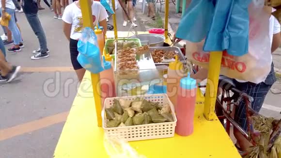 街头小贩在菲律宾宿务节出售炸鸡片视频的预览图