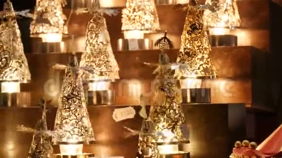 商场柜台上有漂亮舒适的发光圣诞烛台灯视频的预览图