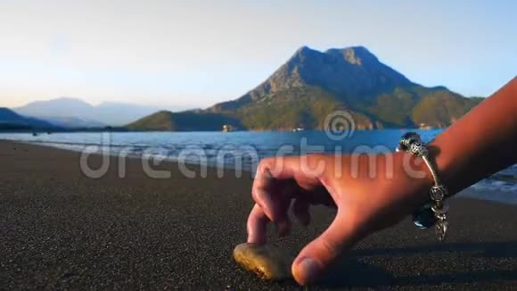 在海滩上堆放的石头在快速运动中靠近视频的预览图