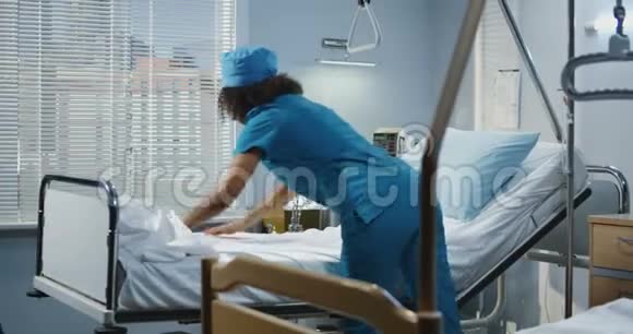 男护士和医生把病人抬到床上视频的预览图
