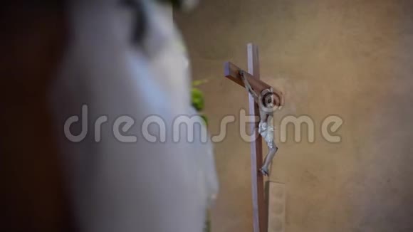 古代教堂里十字架的复活视频的预览图