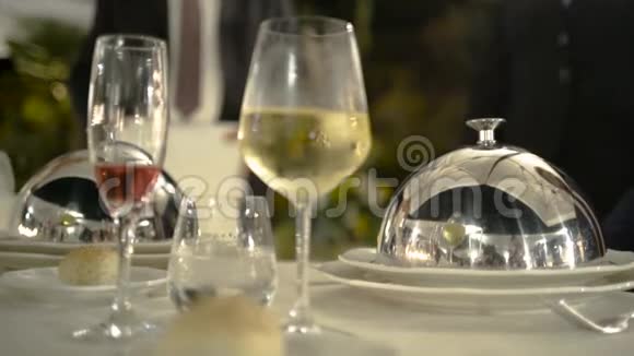餐桌上的特写自助餐行动豪华餐厅优雅的餐桌布置视频的预览图