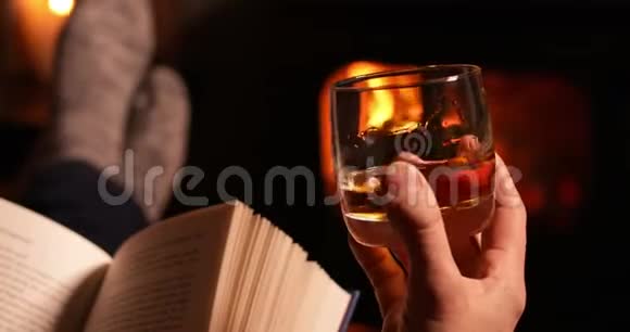 男人读书和喝一杯威士忌视频的预览图