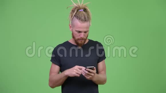 一个长着大胡子的帅哥用电话接坏消息视频的预览图