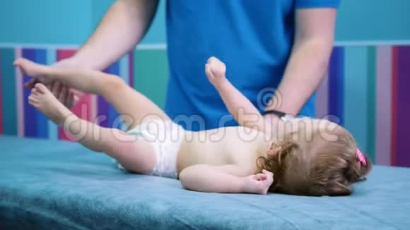 医学诊所患有脑瘫障碍的婴儿的职业做腿部体育锻炼视频的预览图