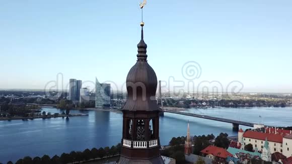 著名的古代旅游中心和现代欧盟大都市空中视频的预览图
