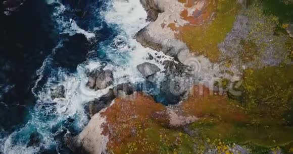 无人机飞过令人难以置信的岩石海岸蓝色的波浪在阳光明媚的大苏尔风景加利福尼亚的大型悬崖上坠毁视频的预览图