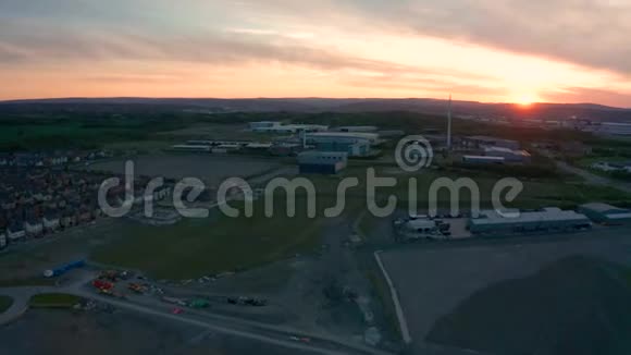 英国南约克郡韦弗利和谢菲尔德城的空中镜头视频的预览图