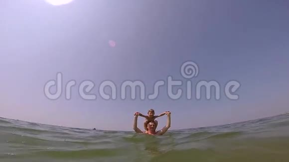 女孩跳进海里视频的预览图