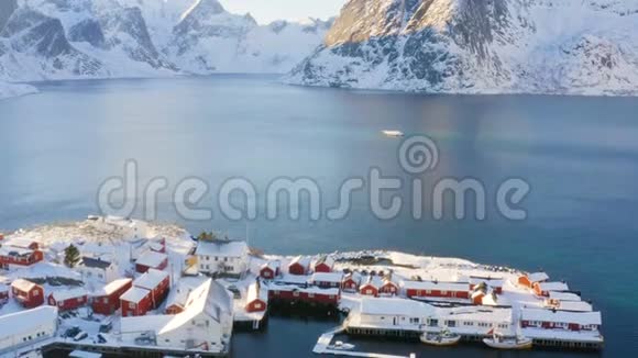 挪威冬季兰斯卡普与红色罗布和渔船2视频的预览图