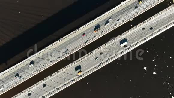汽车行驶在现代斜拉桥上鸟瞰垂直向下视频的预览图