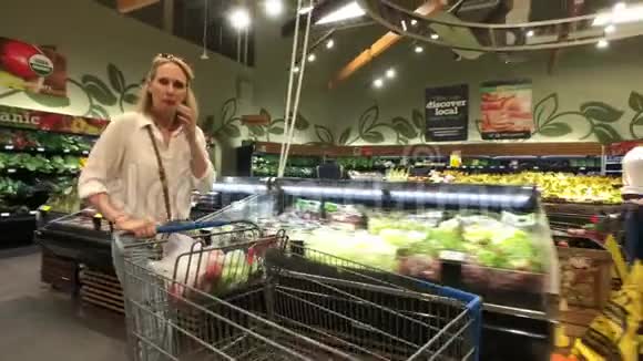 女人在杂货店购物视频的预览图