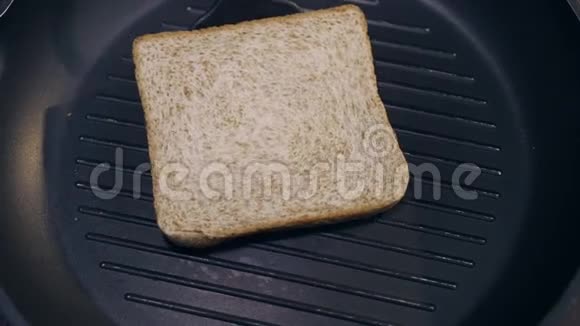 厨师在热烤锅上把烤面包从一边变成另一边做三明治烤面包自制得很快视频的预览图