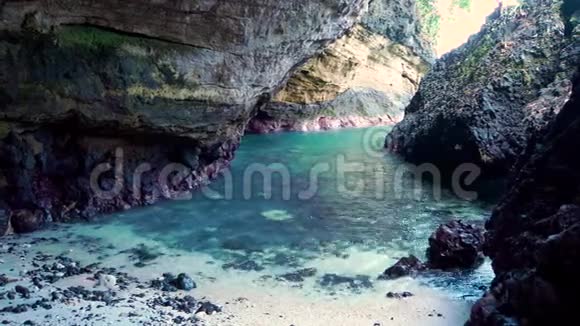 从海滩洞穴的内部俯瞰大海印度尼西亚巴厘视频的预览图