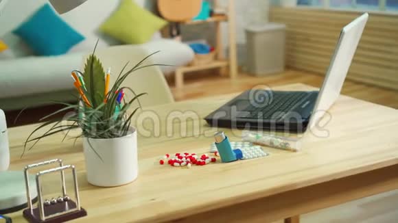 在一间现代化的公寓里一个桌子上的过敏药丸和一个哮喘吸入器视频的预览图