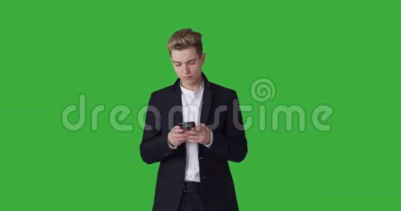 商务人员绿色背景下的手机短信视频的预览图