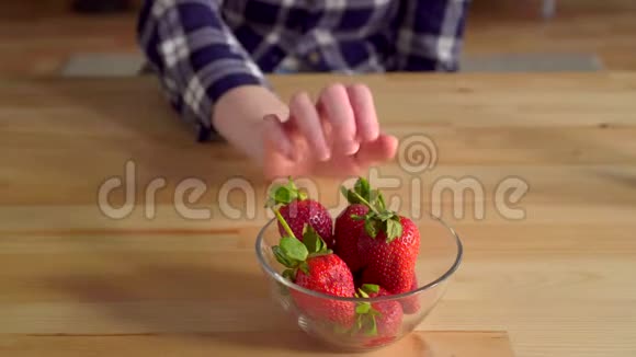 拒绝草莓年轻女性对草莓的食物过敏视频的预览图