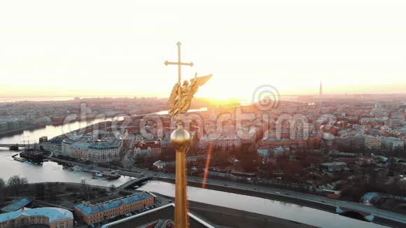日落时分用无人机飞越圣彼得堡的彼得和保罗堡视频的预览图