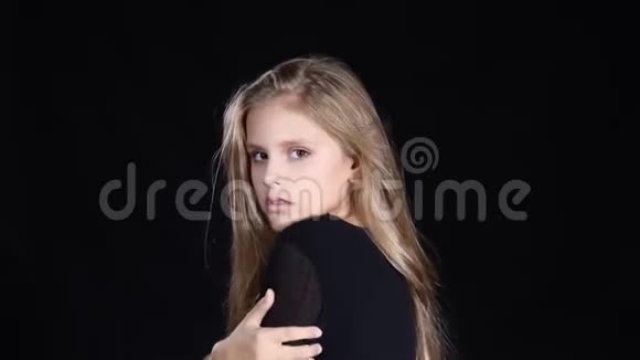 孩子和感情快乐的年轻白种人女孩在镜头前微笑的肖像穿着黑色造型的女孩4k视频的预览图