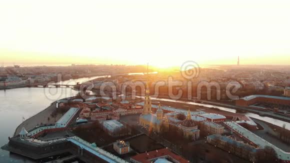 圣彼得堡历史中心扎亚奇岛上彼得和保罗要塞的空中拍摄视频的预览图