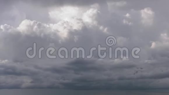 密集的雨云逼近视频的预览图