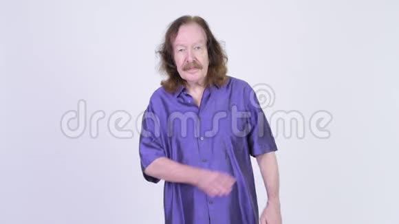 穿着紫色丝质衬衫的快乐老人双臂交叉视频的预览图