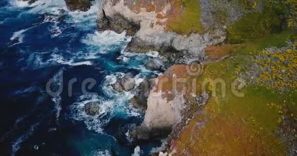 无人机镜头跟随海鸥飞过田园诗般的海洋海岸悬崖和泡沫波在大南加州视频的预览图