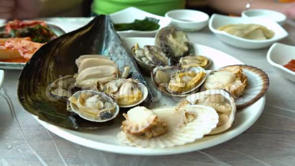釜山贾加尔奇鱼市韩国鲜蛤蜊餐厅4菜视频的预览图