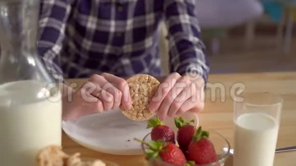 年轻女人早餐吃面包健康早餐视频的预览图