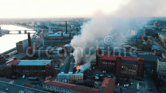 消防队员扑灭燃烧的建筑物空中视野视频的预览图