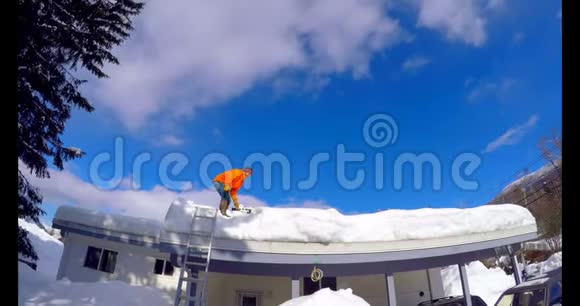 男子清扫屋顶积雪4k视频的预览图