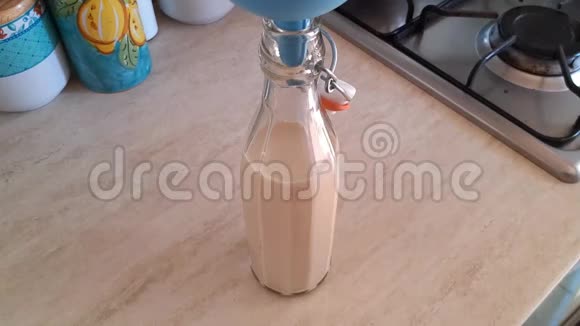 在玻璃瓶中倒入自制的植物牛奶视频的预览图
