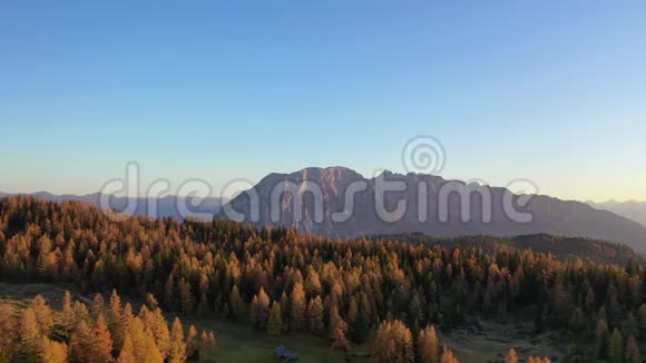秋季奥地利阿尔卑斯山的格林明峰视频的预览图