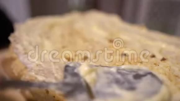 在拿破仑蛋糕上涂抹甜甜膏视频的预览图