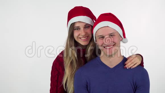 漂亮的女人给他英俊的男朋友圣诞惊喜视频的预览图