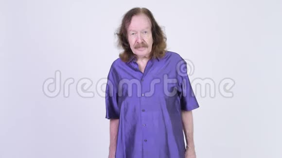 穿着紫色丝质衬衫的老人视频的预览图