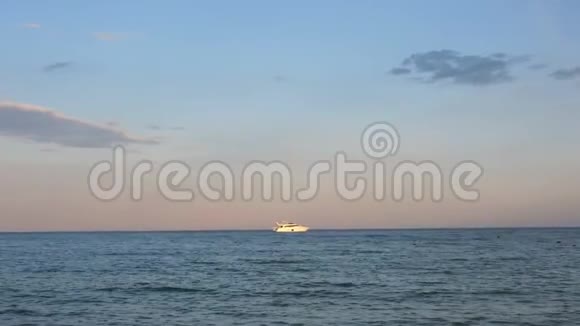 五颜六色的海景在平静的傍晚在日落背景下观看大海和小船在海岸附近小小的涟漪视频的预览图