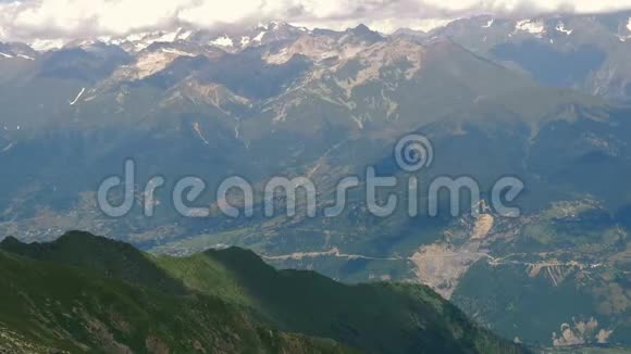 格鲁吉亚山脉雪峰的全景图片时间推移视频的预览图
