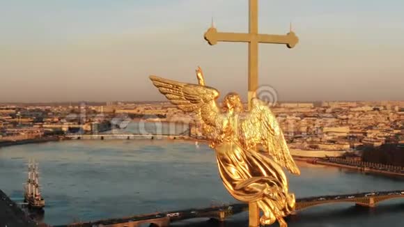 在日落时分在彼得和保罗堡的尖顶上绕着天使飞行特写圣坛历史中心全景视频的预览图