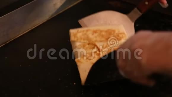 厨师在餐厅做墨西哥菜在厨房做玉米饼和玉米饼视频的预览图