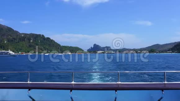 暑假从菲菲岛出发的小船美丽的海景天空海洋景观为您设计的简单纹理视频的预览图
