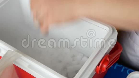在塑料容器中用蒸汽干冰儿童派对上的化学表演视频的预览图