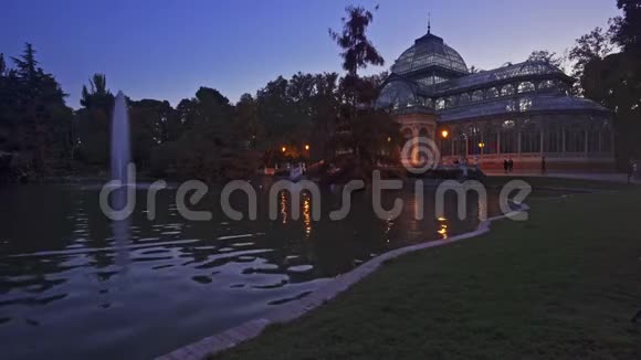 在西班牙马德里的Retiro公园观看水晶宫或PalaciodeCristal的蓝色小时景视频的预览图