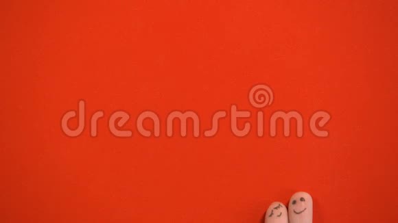 在红色背景上孤立的手指脸夫妇情人节模板视频的预览图